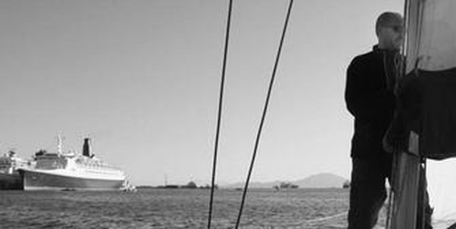 El 'Queen Elizabeth 2' abandona ayer el Peñón tras una estancia de varias horas.