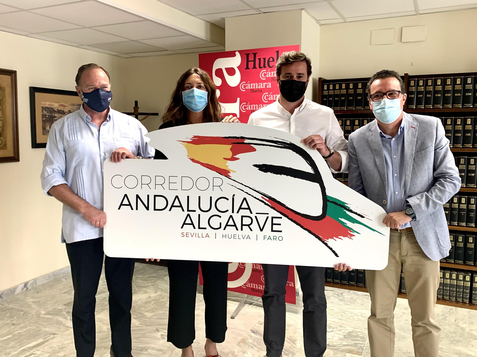 La secretaria de los populares andaluces junto a los presidentes de la FOE, Cámara de Comercio y el PP de Huelva