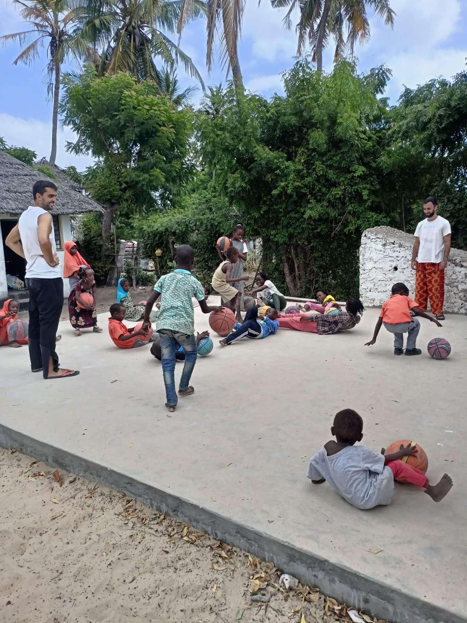 Un grupo de niños de Lamu, jugando en la cancha construida por la ONG.