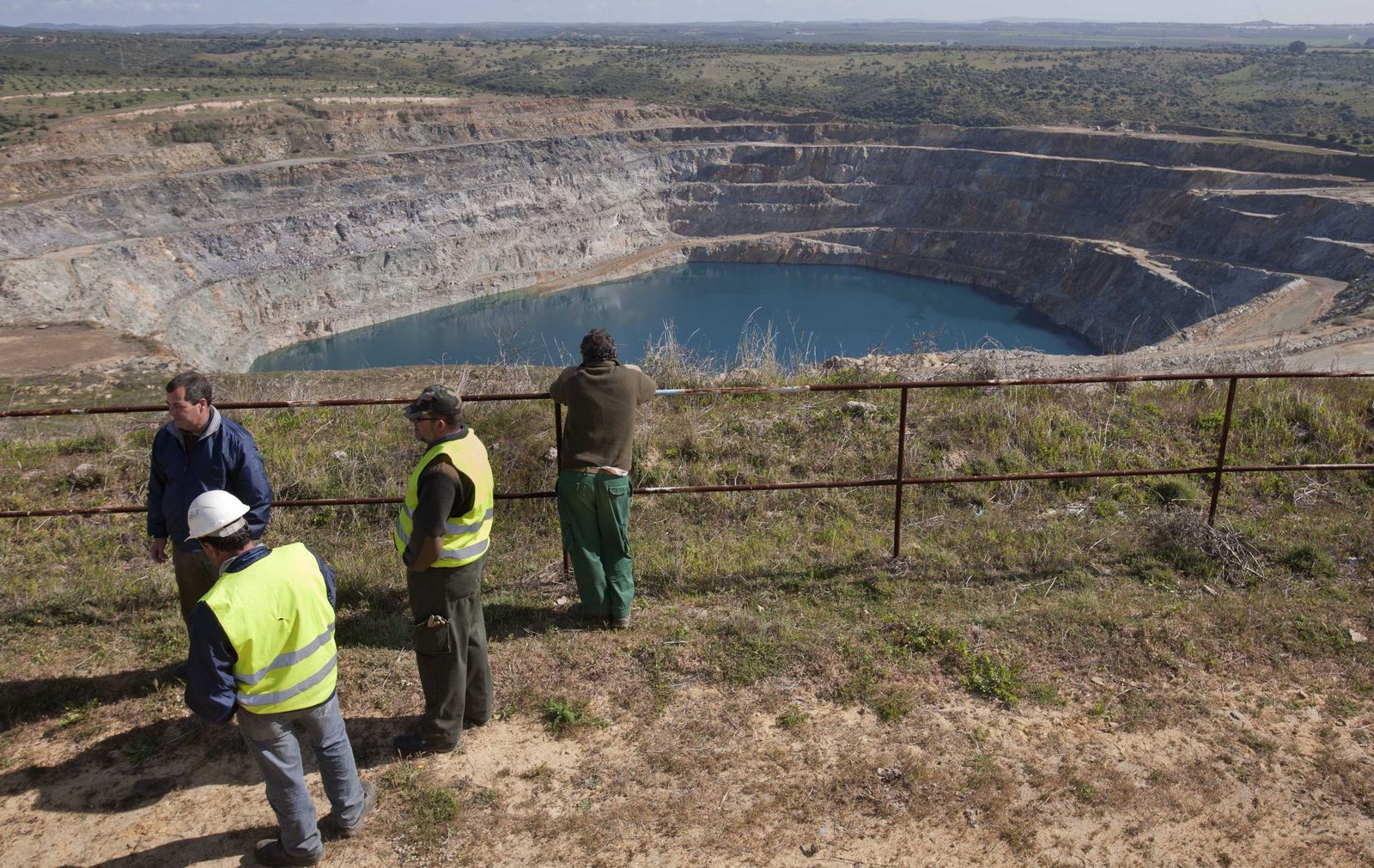Varias personas, en la corta minera de Aznalcóllar.