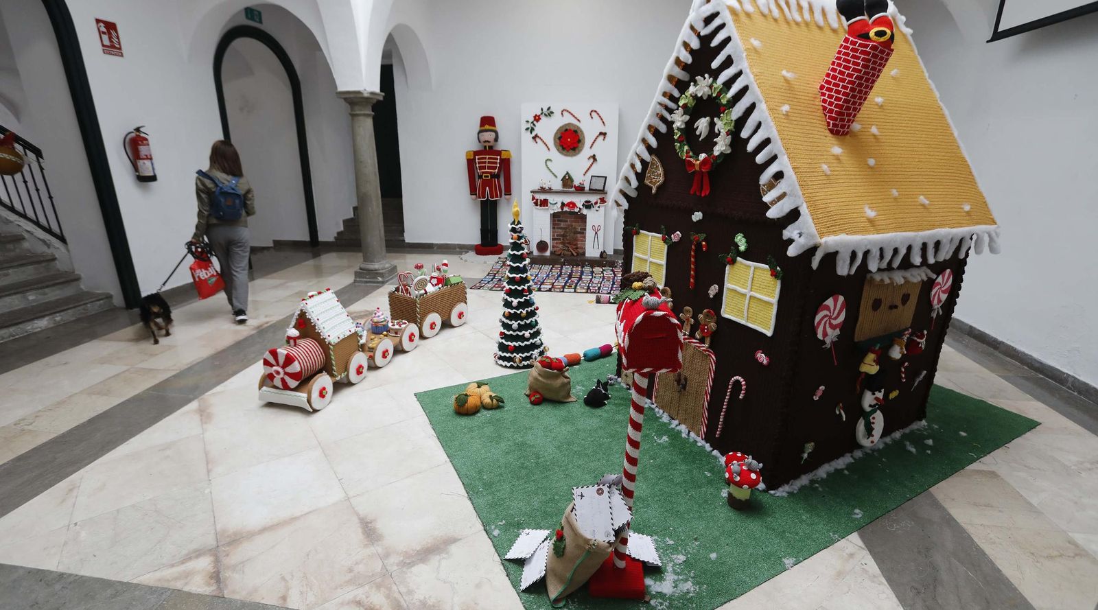Hilos de Navidad: Las tejedoras de Recrearte llenan el Museo Municipal de Algeciras con las decoraciones en coché