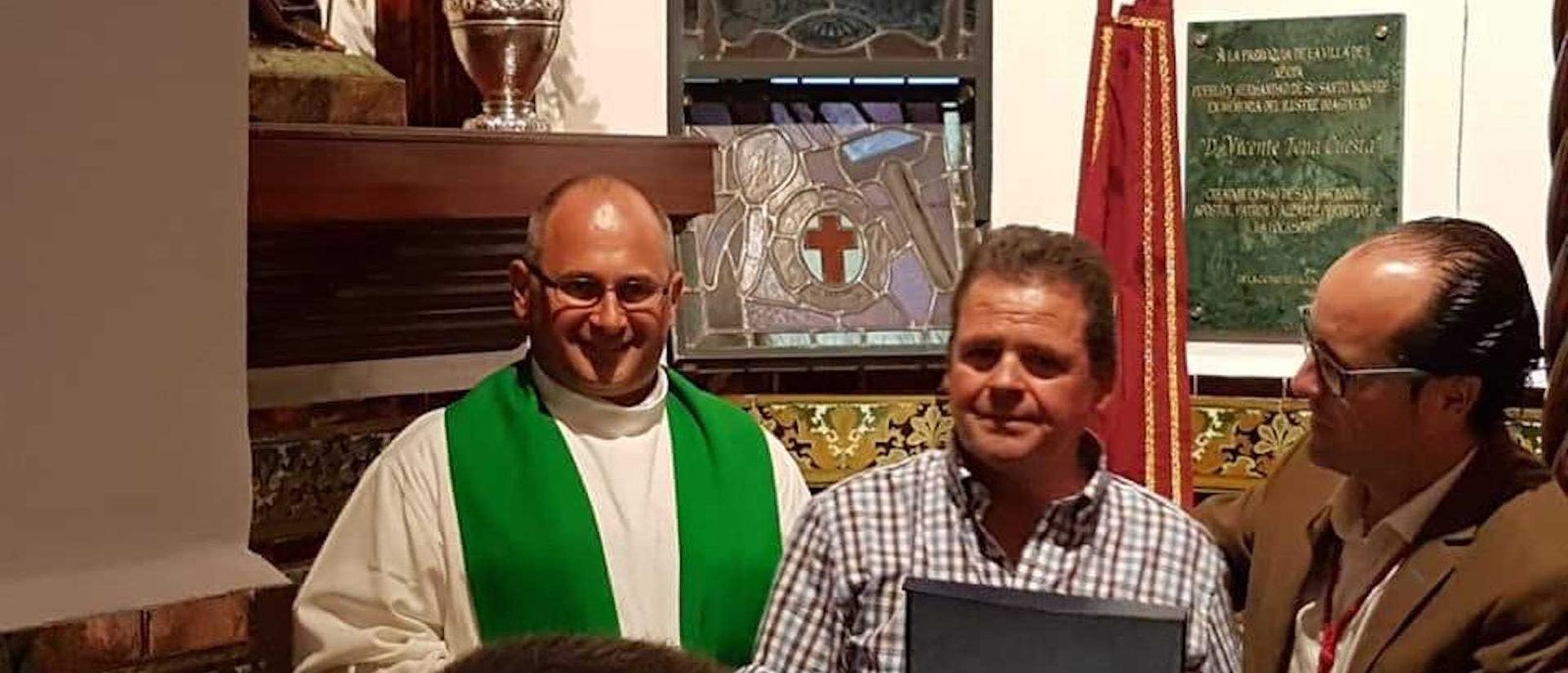 Román junto al nuevo cura y el hermano mayor.