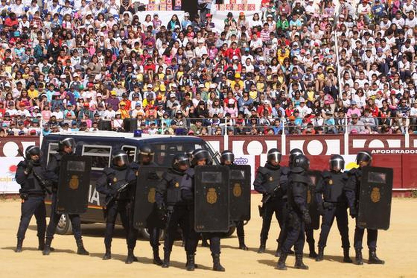 Exhibición policial ante escolares en La Malagueta

Foto: Javier Albiñana