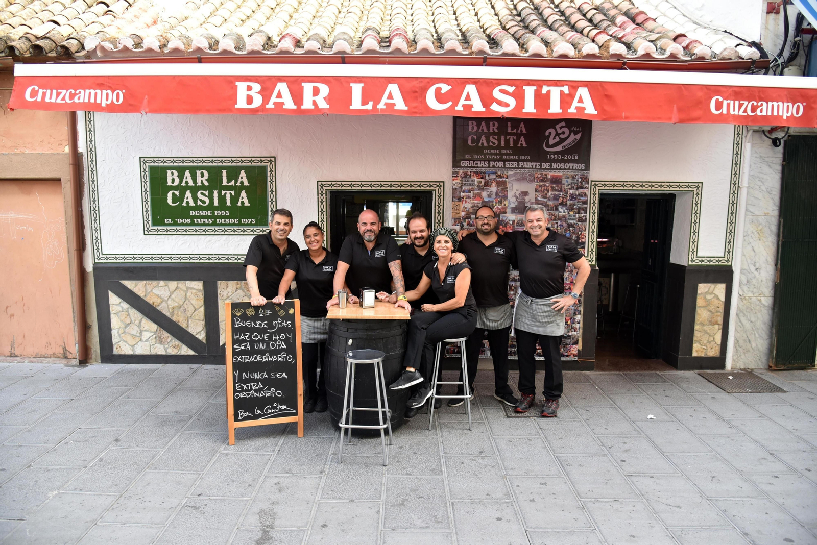 La gran familia de los cuatro hermanos Guerrero Pecino y sus empleados, ayer ante 'La Casita'.