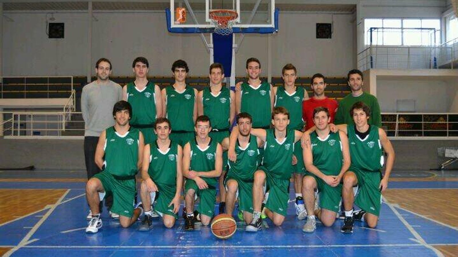 Con el equipo de baloncesto que entrenaba.