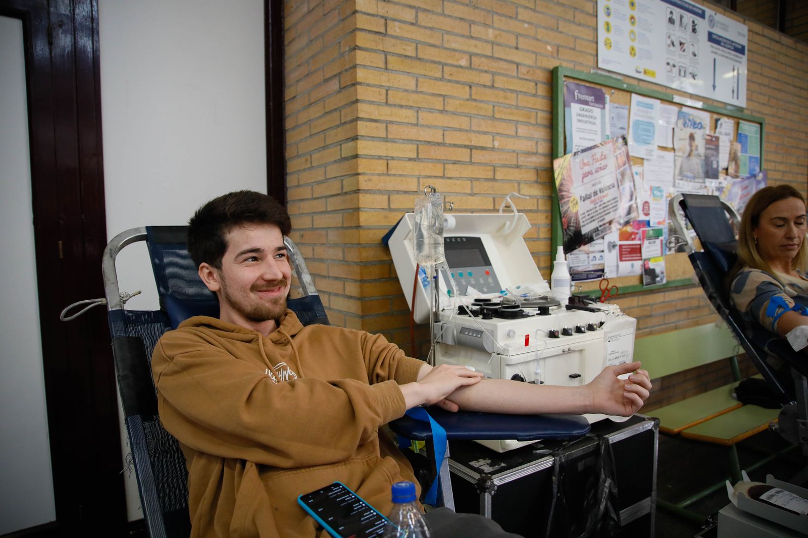 Juan de la Cruz Belmonte y Aref Laarej en la colecta de sangre de la UAL