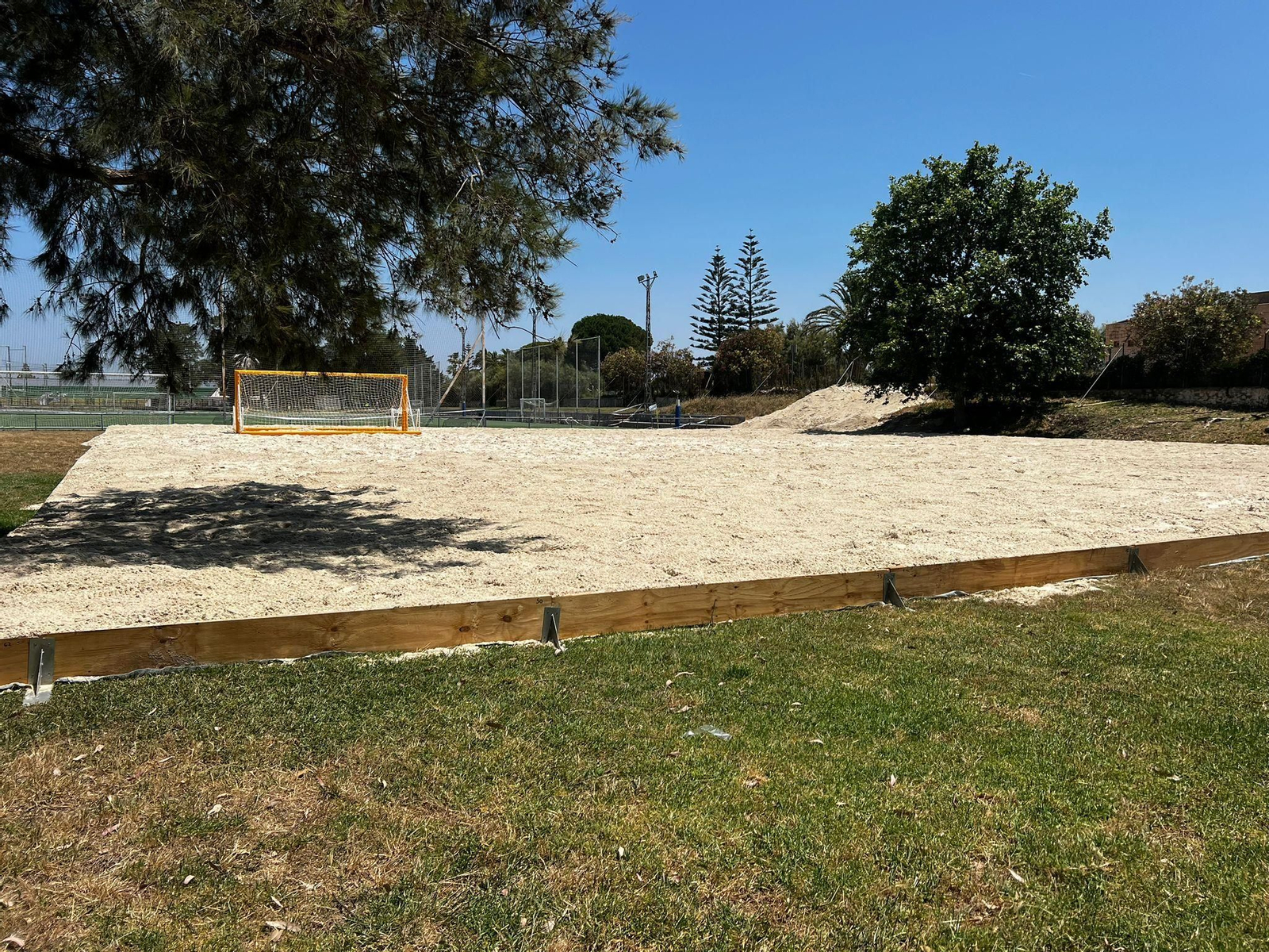 El campo de arena ya está en la Ciudad Deportiva. El campo de arena ya está en la Ciudad Deportiva.