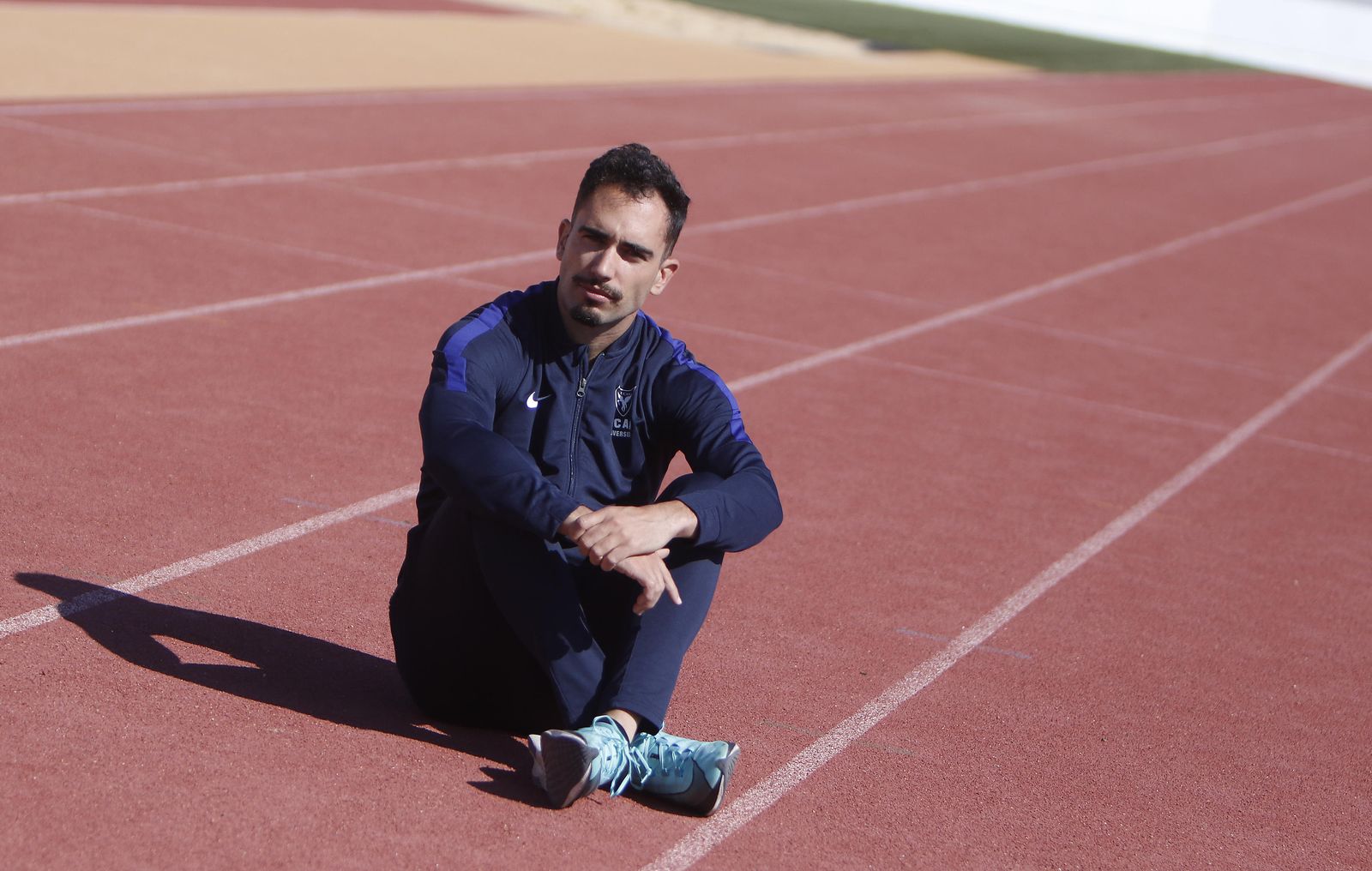 El atleta Guillermo Rojo en las pistas de atletismo de La Cartuja, en Sevilla