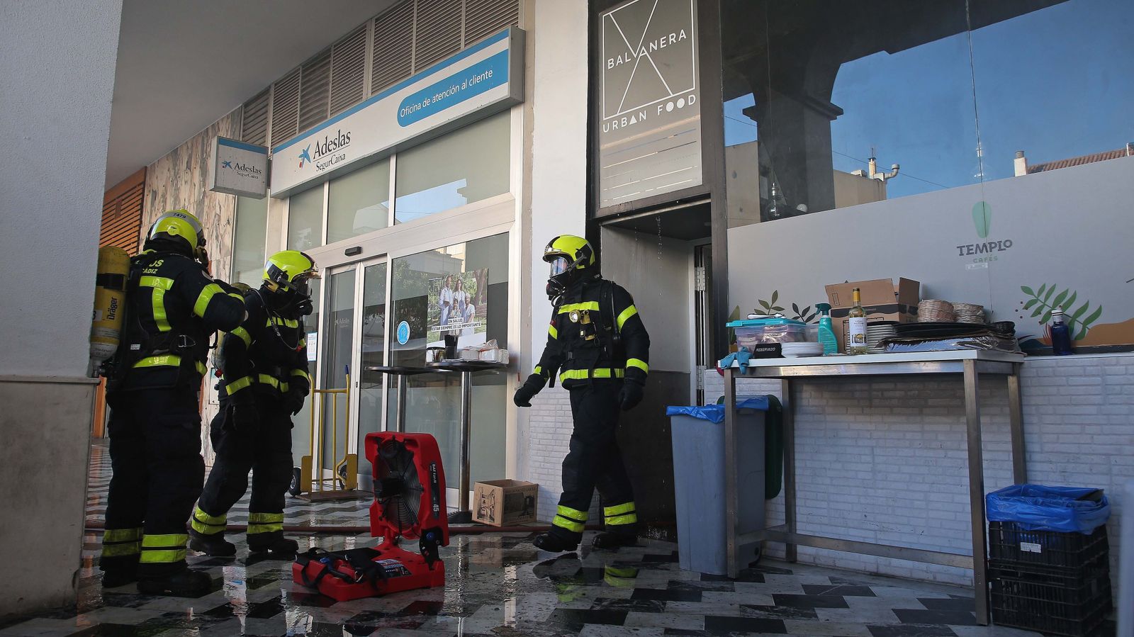 Fotos del incendio del restaurante Balvanera en Algeciras