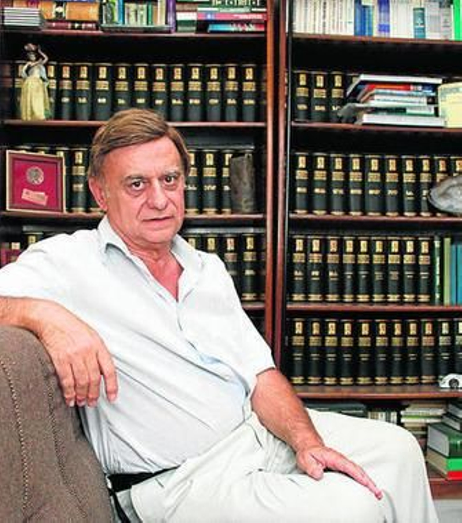 Manuel Flores Caballero, en el despacho de su casa en Huelva.