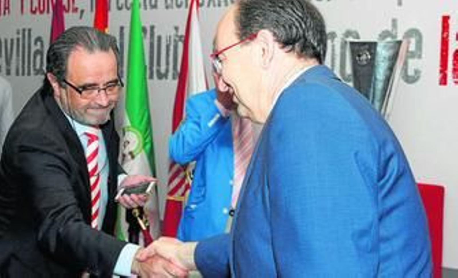 Castro estrecha la mano de los representantes de una de las instituciones premiadas.