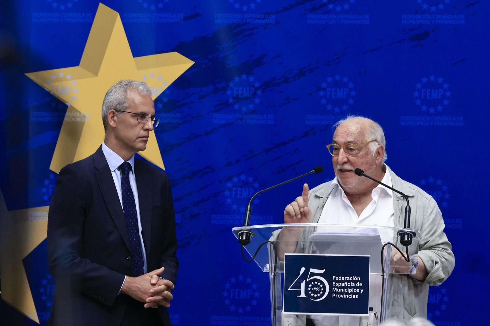 El director general de Tráfico, Pere Navarro (dcha.), y el secretario general de la Federación Española de Municipios y Provincias, Luis Martínez-Sicluna, presentan el balance de siniestralidad vial en vías urbanas de 2024.
