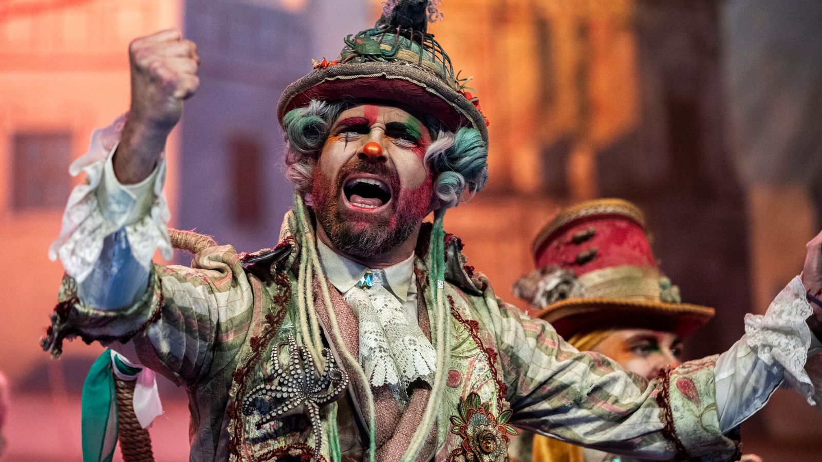 Jesús Bienvenido cantando con su comparsa 'Las ratas' en el COAC 2025.