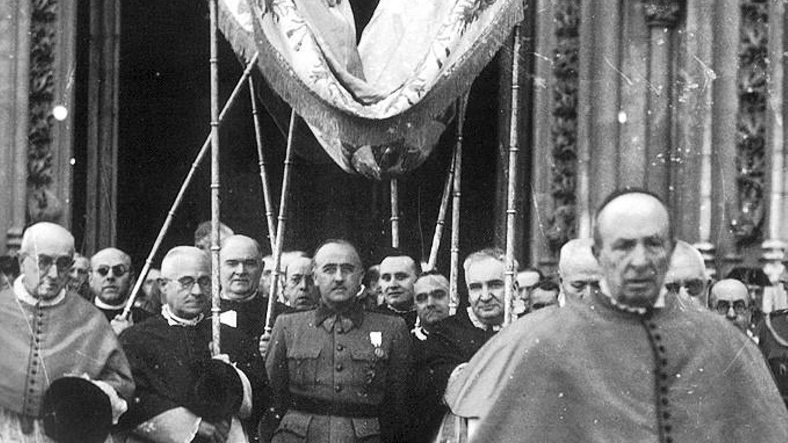 Francisco Franco Bahamonde, dictador y caudillo de España, sale de la Catedral de Sevilla bajo palio.
