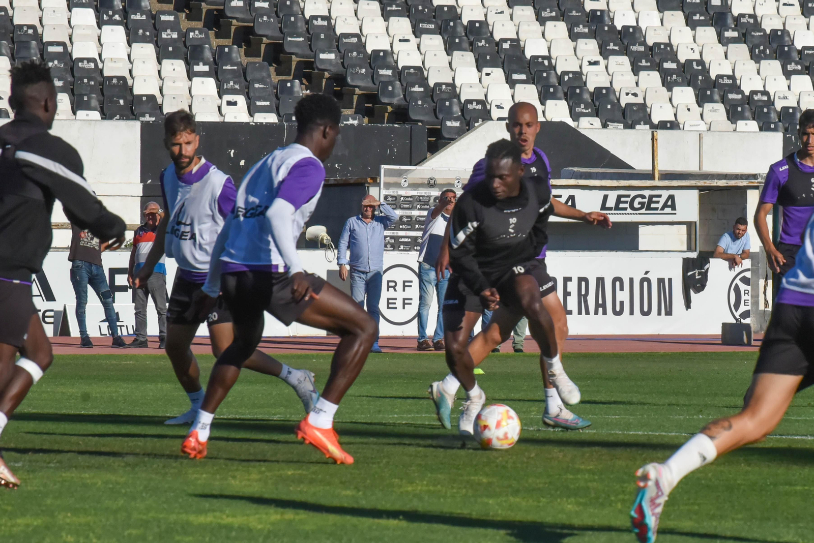 Fotos del primer entrenamiento de Víctor Basadre nuevo entrenador de la Balona