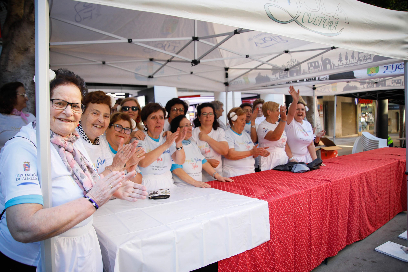 Así es la alfombra de serrín de 60 metros en el Paseo de Almería, en imágenes.