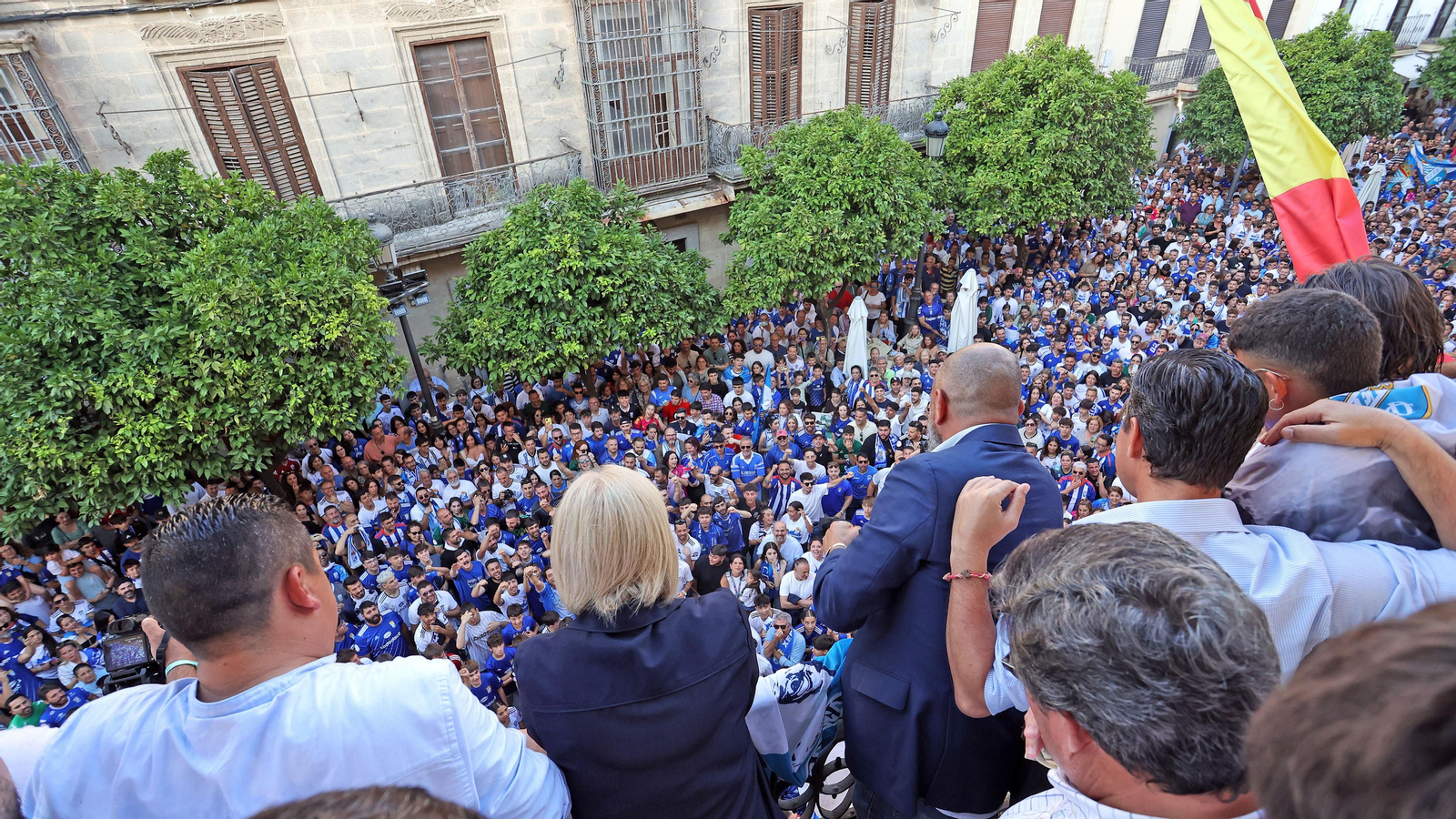 Baño de masas del Xerez CD en Jerez por su ascenso
