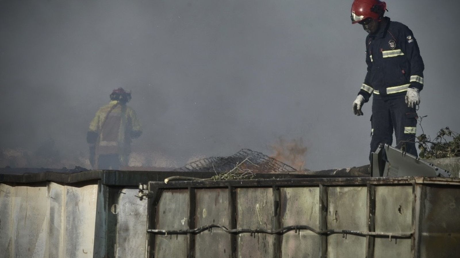 Los Bomberos trabajan para extinguir el fuego en el punto limpio.