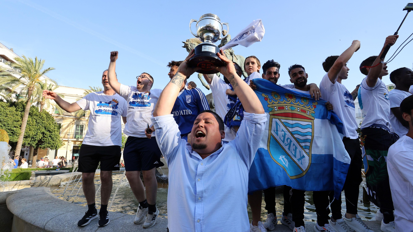 Baño de masas del Xerez CD en Jerez por su ascenso