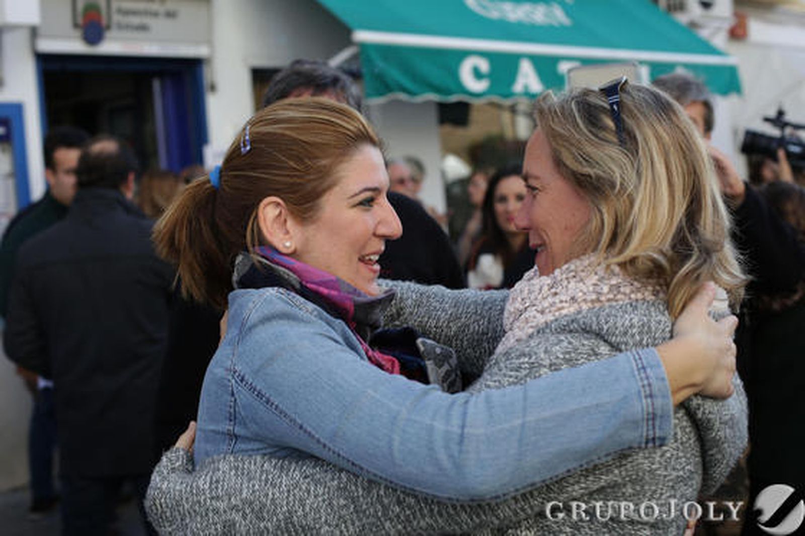 Vecinos de Osuna, agraciados con el segundo premio al número 12775.

Foto: M.J.López