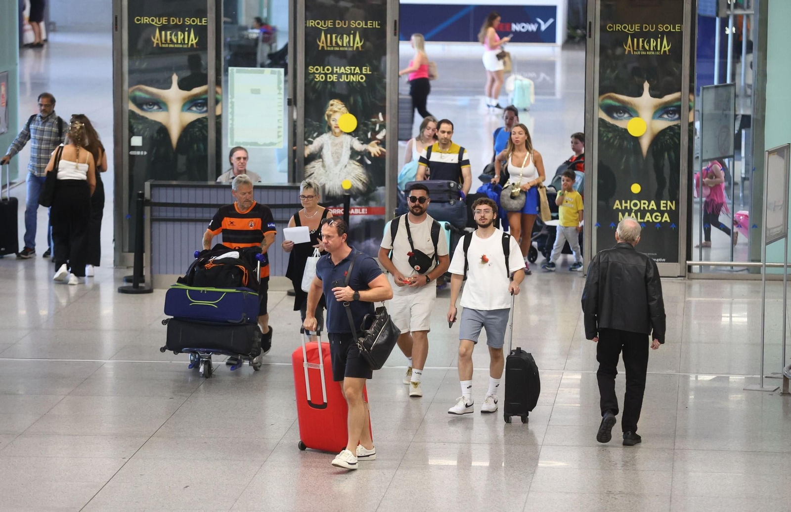 Turistas a su llegada al aeropuerto de Málaga.