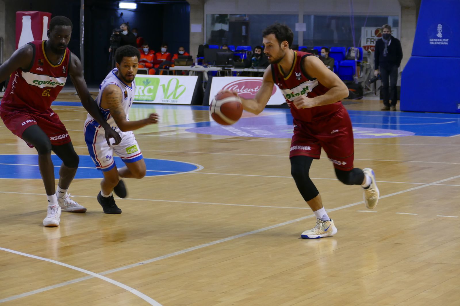 Lluis Costa lleva el balón hacia la zona alicantina.