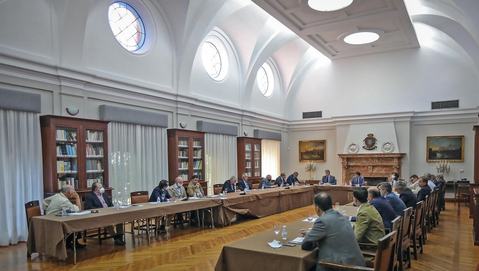 Vocales del pleno del Consejo Regulador del vino durante una sesión plenaria.