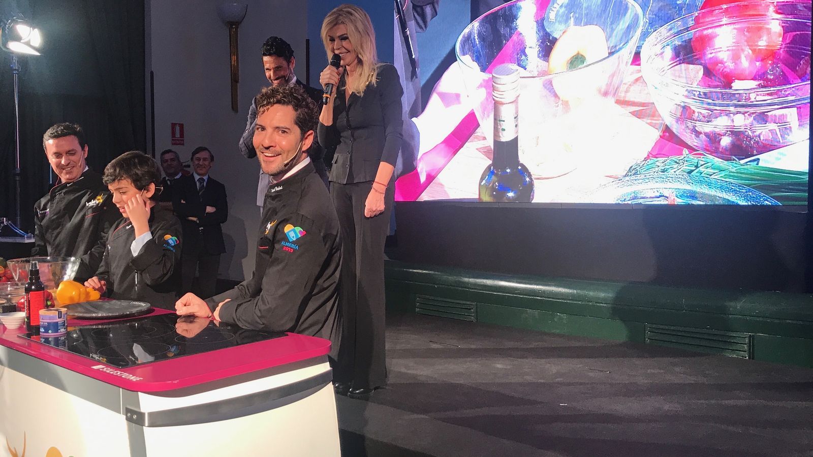 David Bisbal cocinó junto a Javier A. García y Juan Antonio de Masterchef Junior.