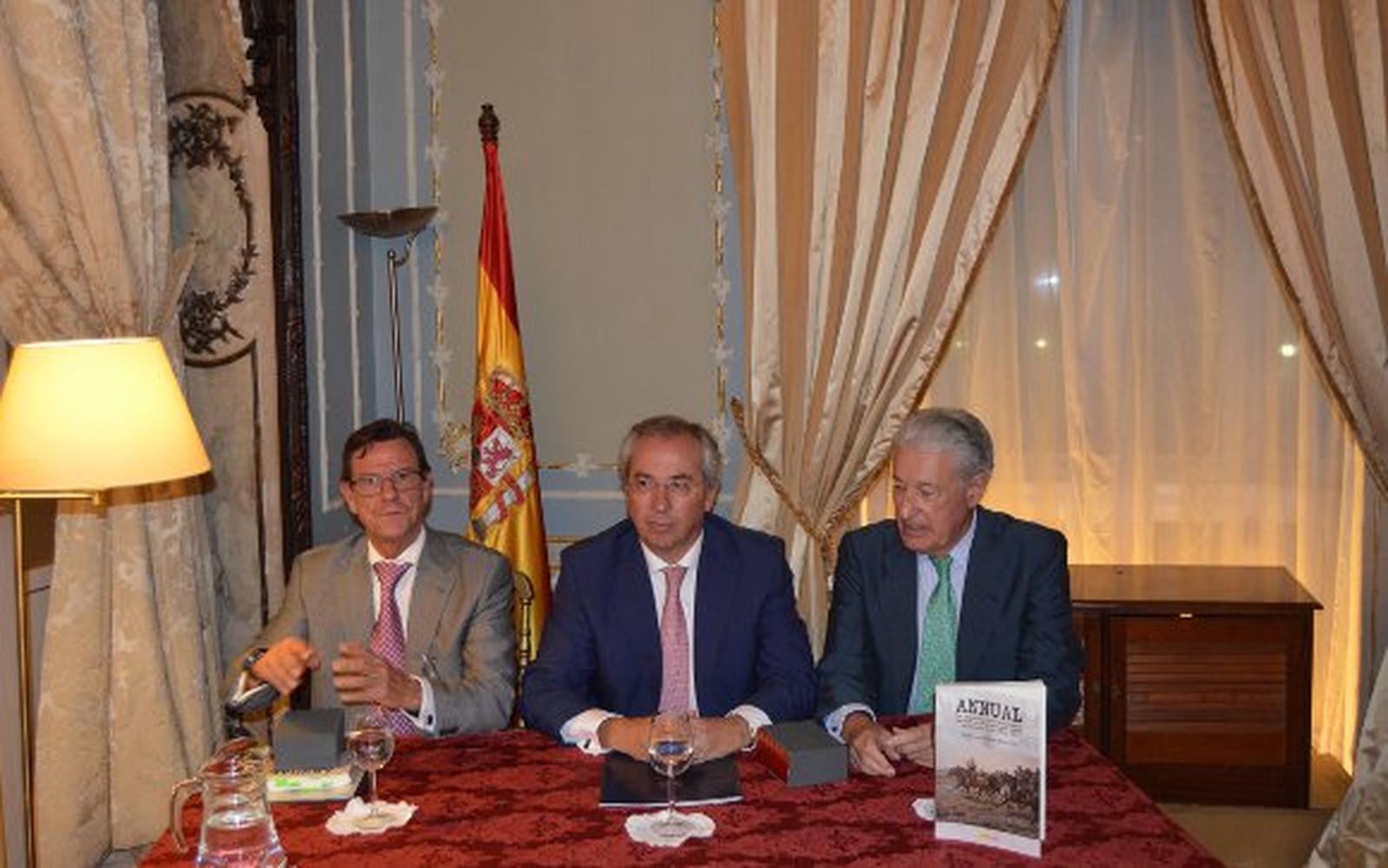 Fernando Caballero, Javier de Torre y Miguel Nuche, durante la presentación del libro en el Casino Gaditano.  Foto: Ignacio Casas de Ciria