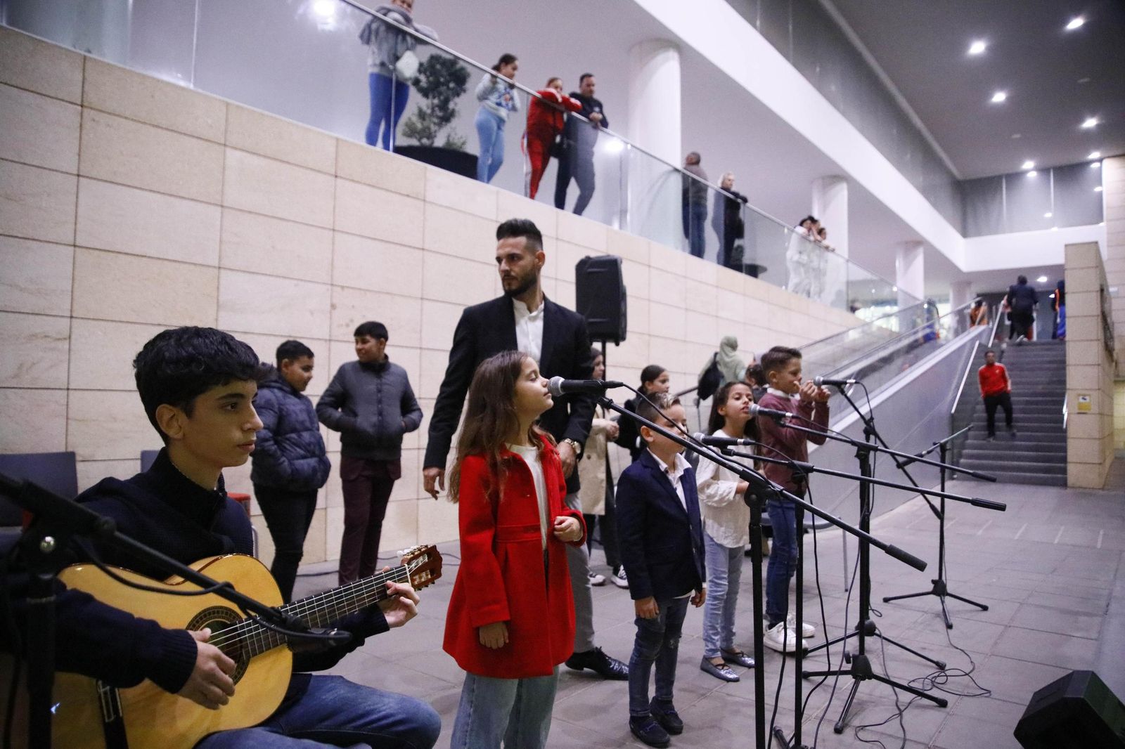 Las imágenes del encendido de la iluminación navideña en el Hospital Torrecárdenas de Almería