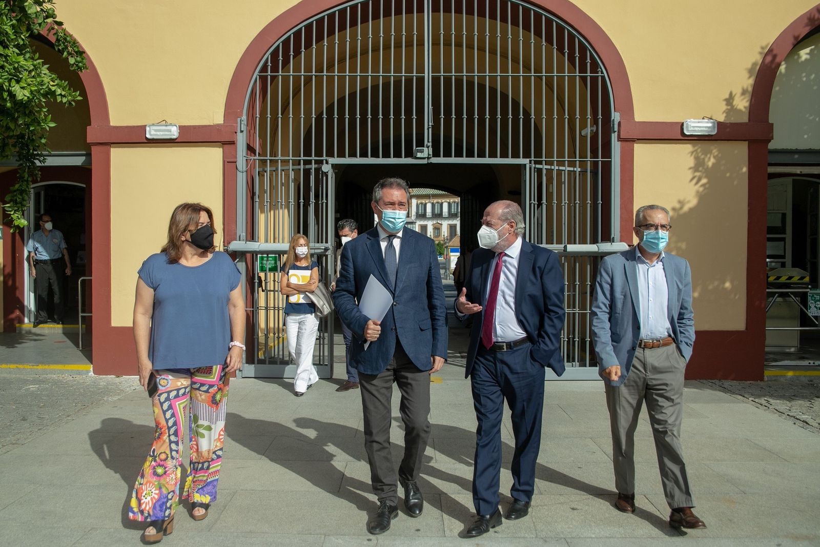 Juan Espadas y Fernando Rodríguez Villalobos en el patio de la Diputación de Sevilla.