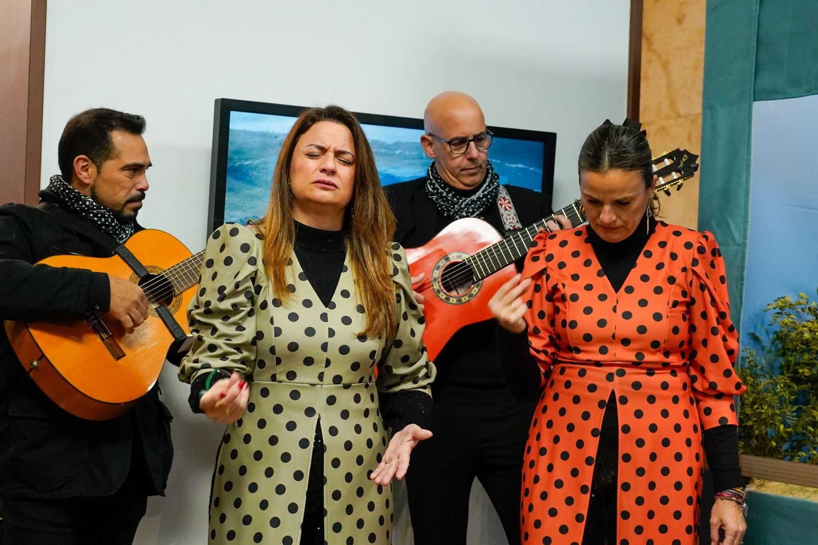Imágenes de la inauguración del Belén y la XV&nbsp;Muestra de Dulces y Vinos Navideños de la provincia de Huelva en&nbsp;la&nbsp;Diputación