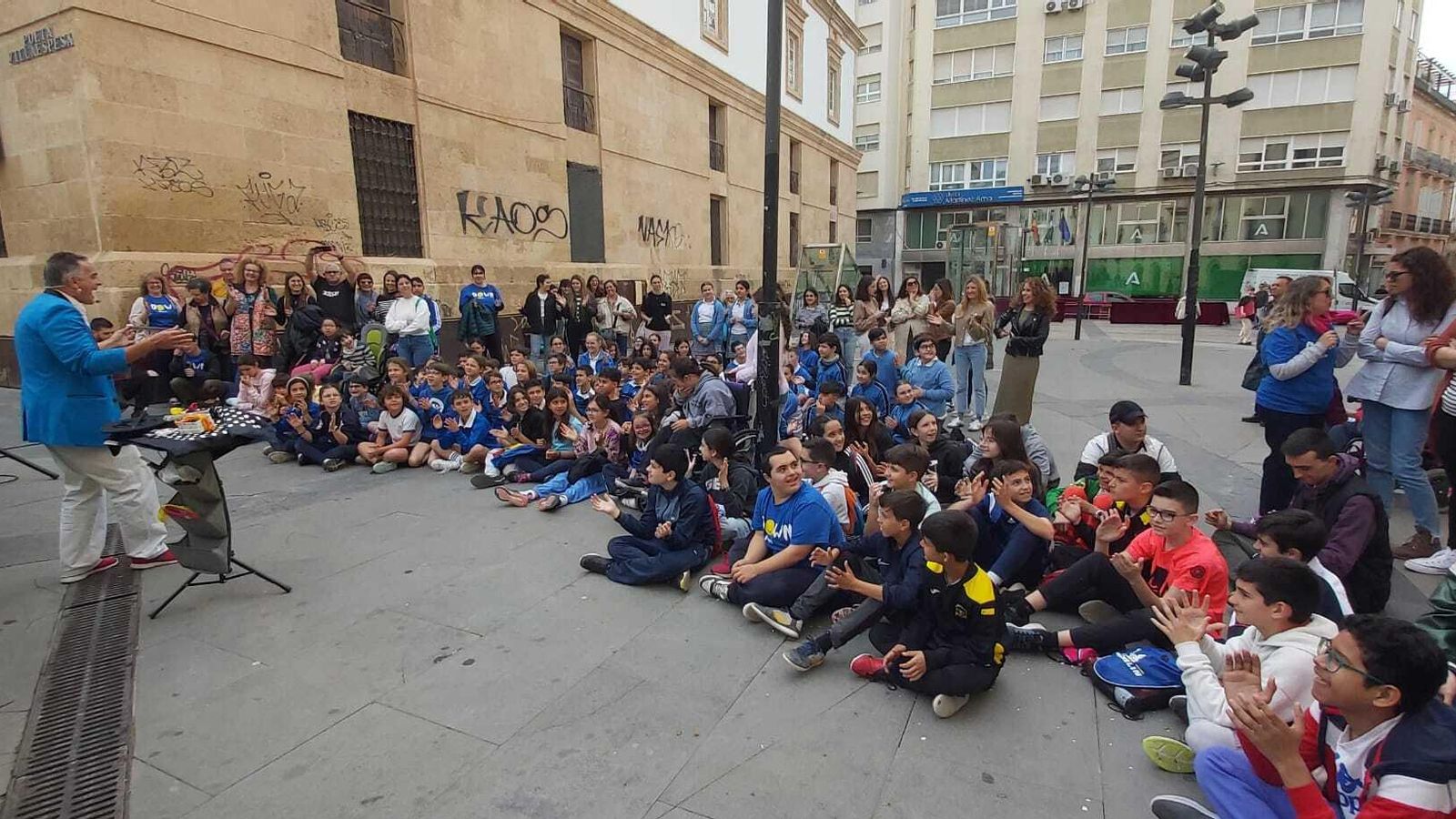 Un espectáculo de magia y deporte en la Plaza Pablo Cazard junto a la Escuela de Artes de Almería