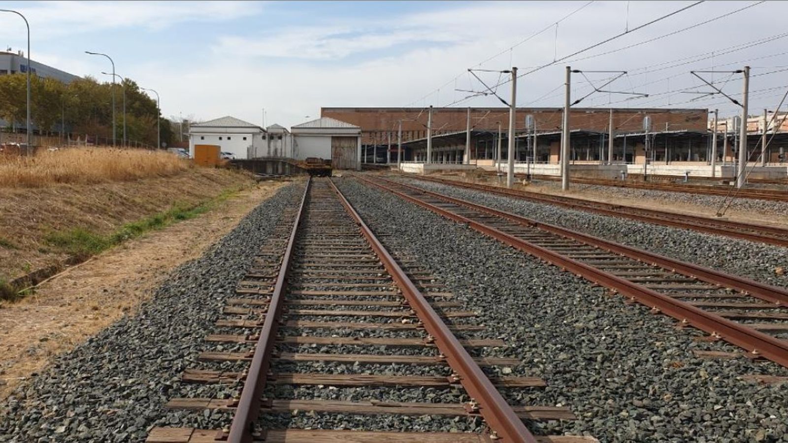 La vía N988 a la izquierda y la N987 a la derecha con la estación al fondo.