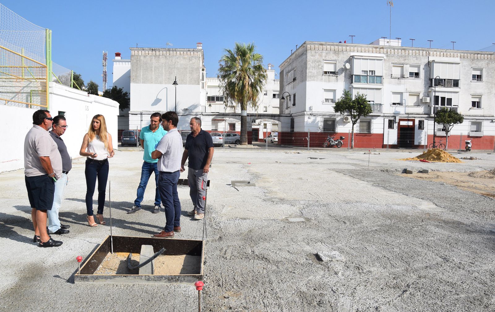 Visita a las obras de la plaza de la Sagrada Familia, en Bazán.