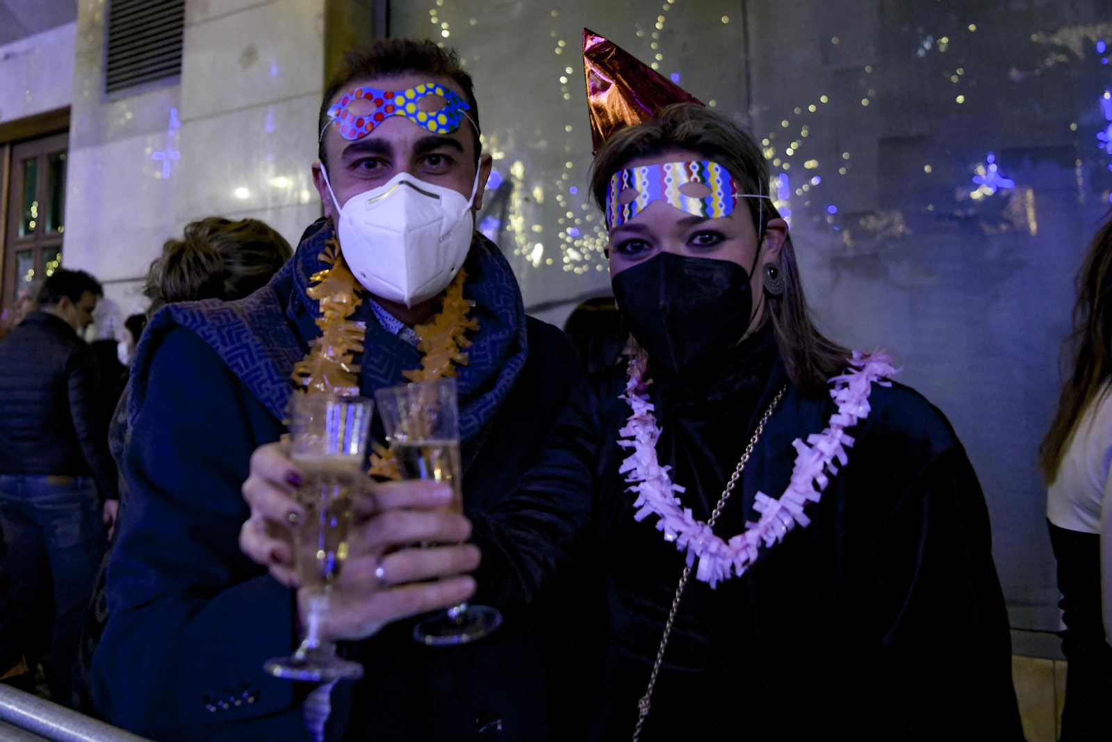 Así fue la Nochevieja 2021 en Granada, en imágenes: uvas en una Plaza del Carmen vallada y ambiente de fiesta en la calle