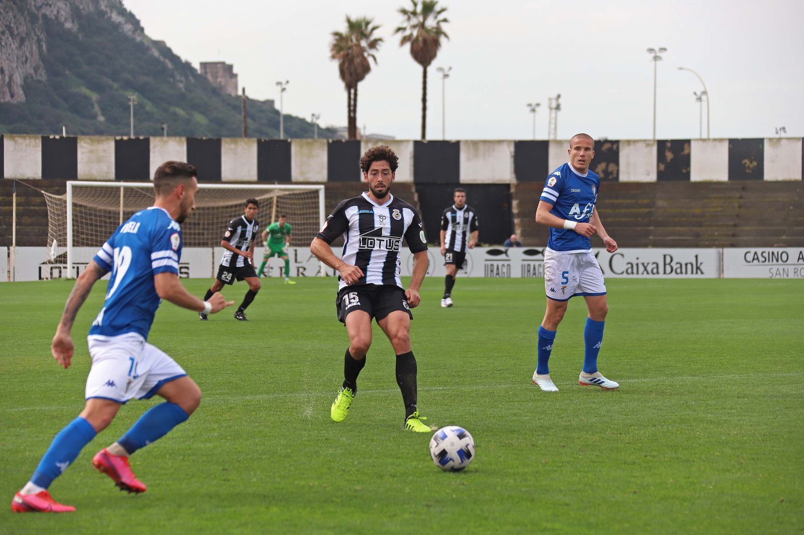 El azulino Varela avanza en presencia de Paco Candela y de su compañero Lolo.