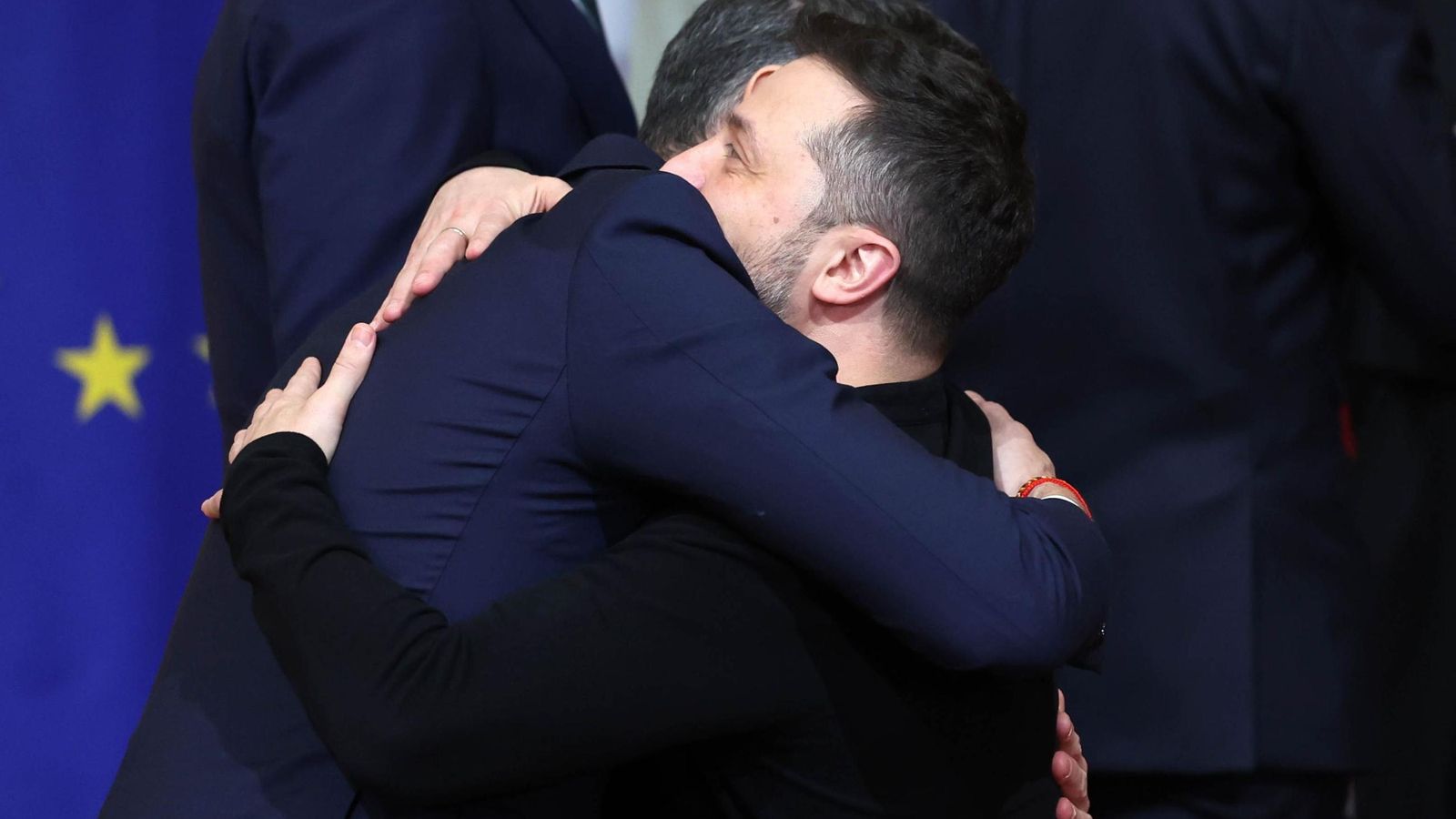 El abrazo de Pedro Sánchez y Zelenski