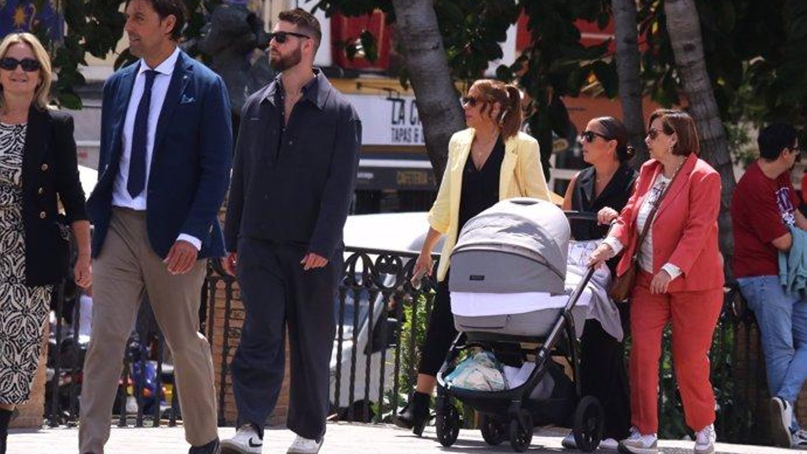 Anabel Pantoja con su madre y David Rodríguez en Sevilla
