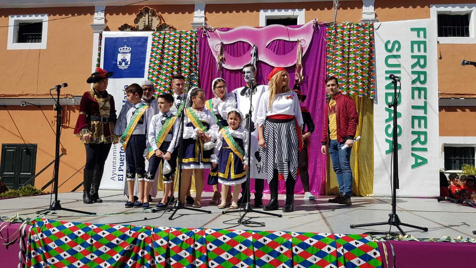 La concejala de Fiestas, Ana María Arias, disfraza de pirata, y Ángel González, concejal de Juventud, disfrazado de carta, junto al jurado del concurso de disfraces y las coquineras y coquineros de este año en la plaza de La Herrería.