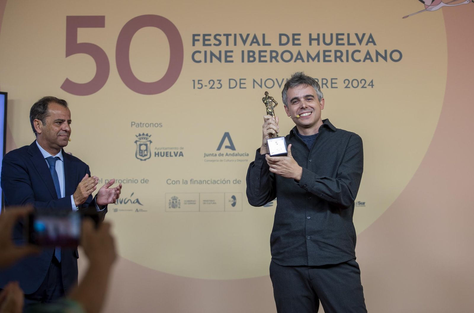 Guillermo Rojas recibe el premio de manos del director general de Canal Sur Radio y Televisión, Juande Mellado.