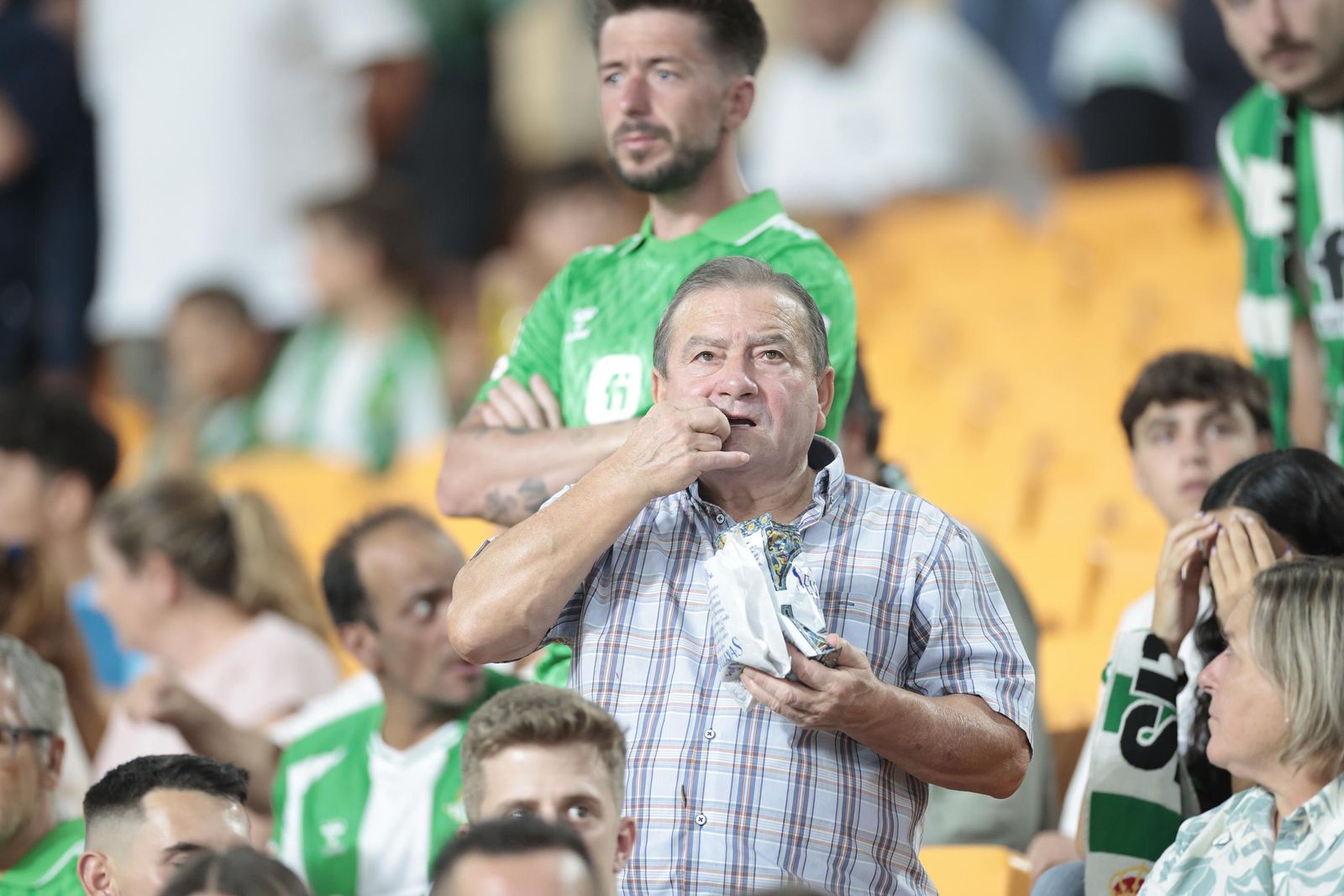 Búscate en las fotos del Betis - Nottingham Forest