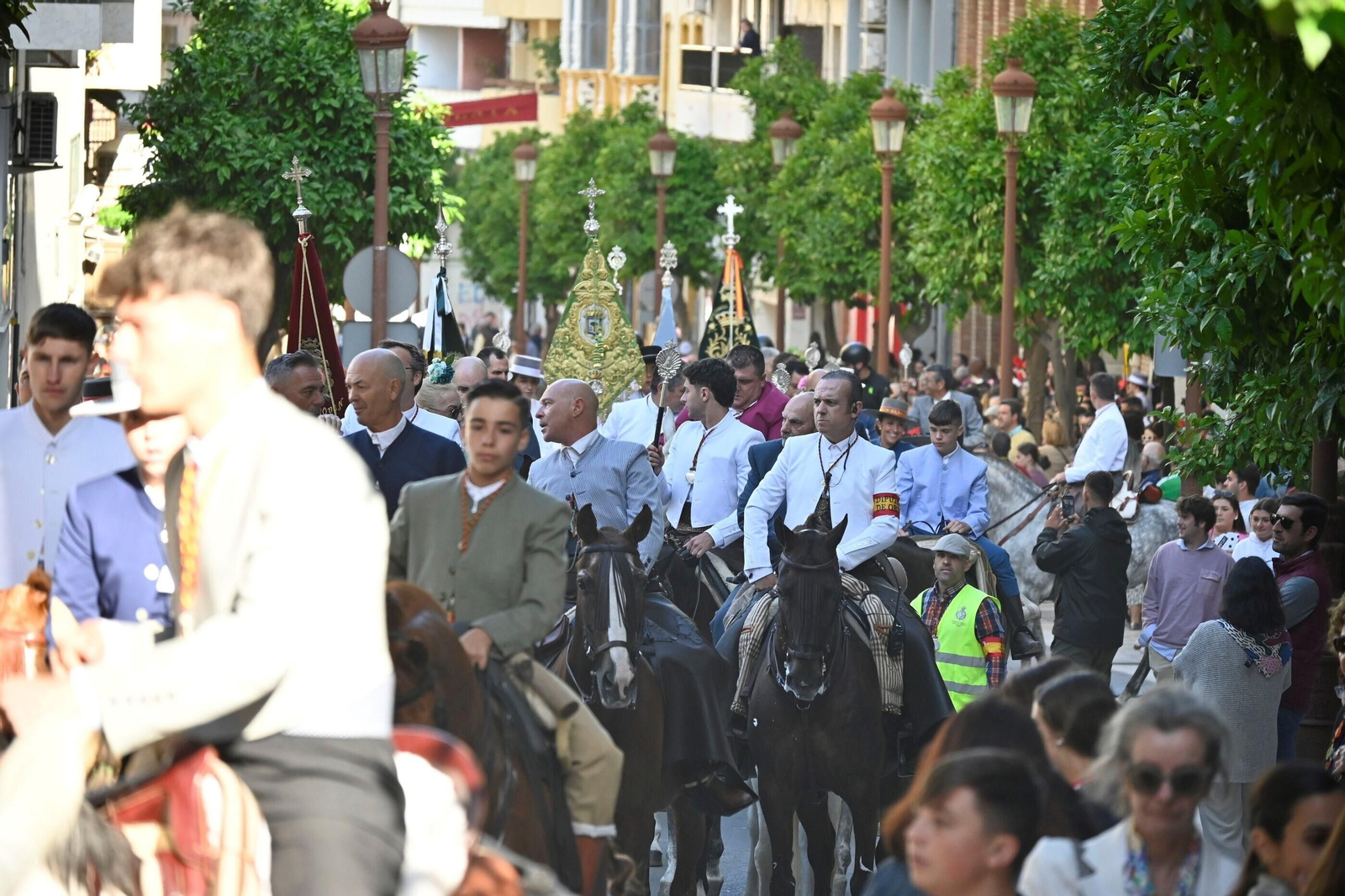 Imágenes de los peregrinos de la Hermandad de Emigrantes en su salida por las calles de Huelva