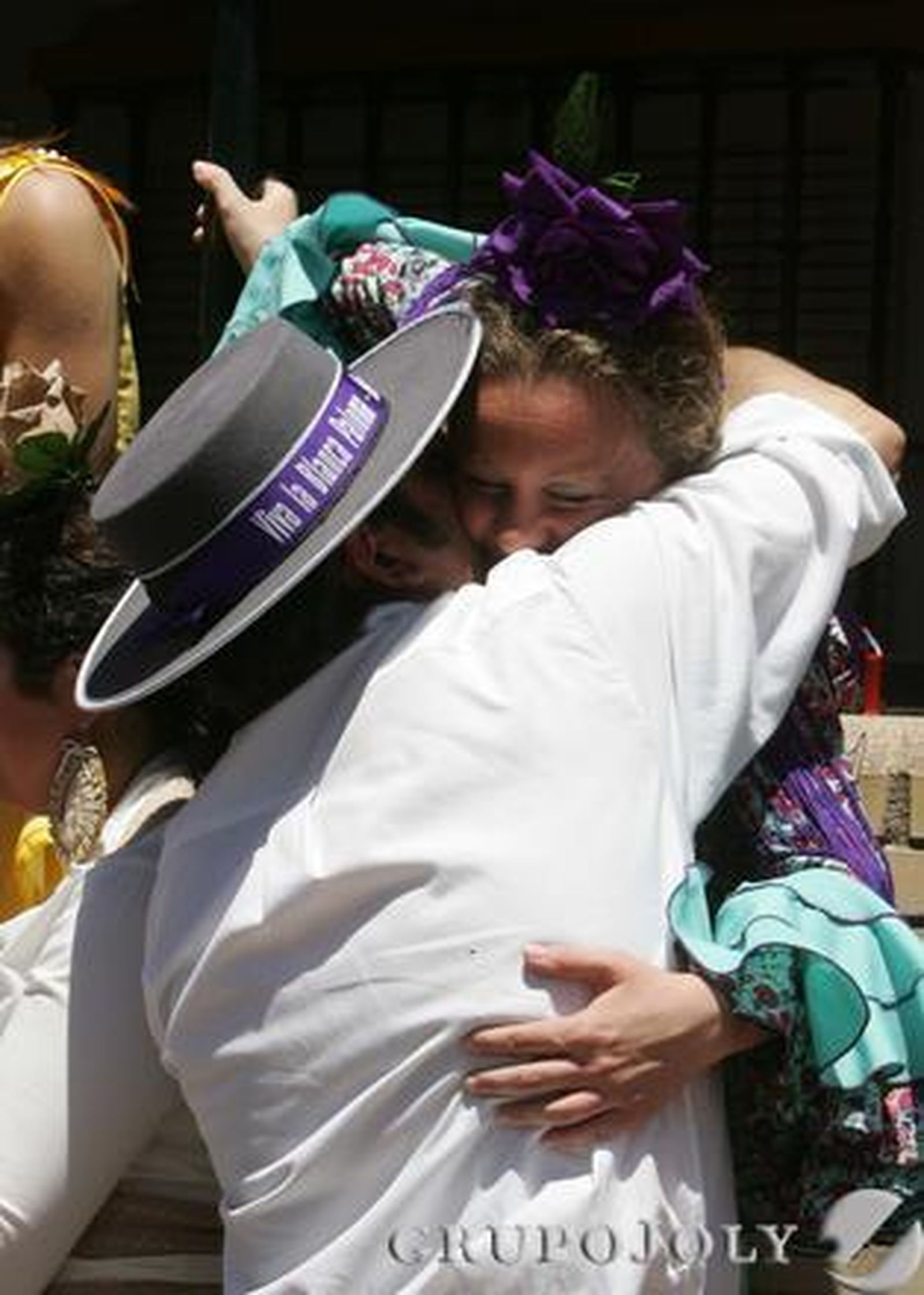 Dos romeros se abrazan emocionados a su llegada a la aldea

Foto: Pascual