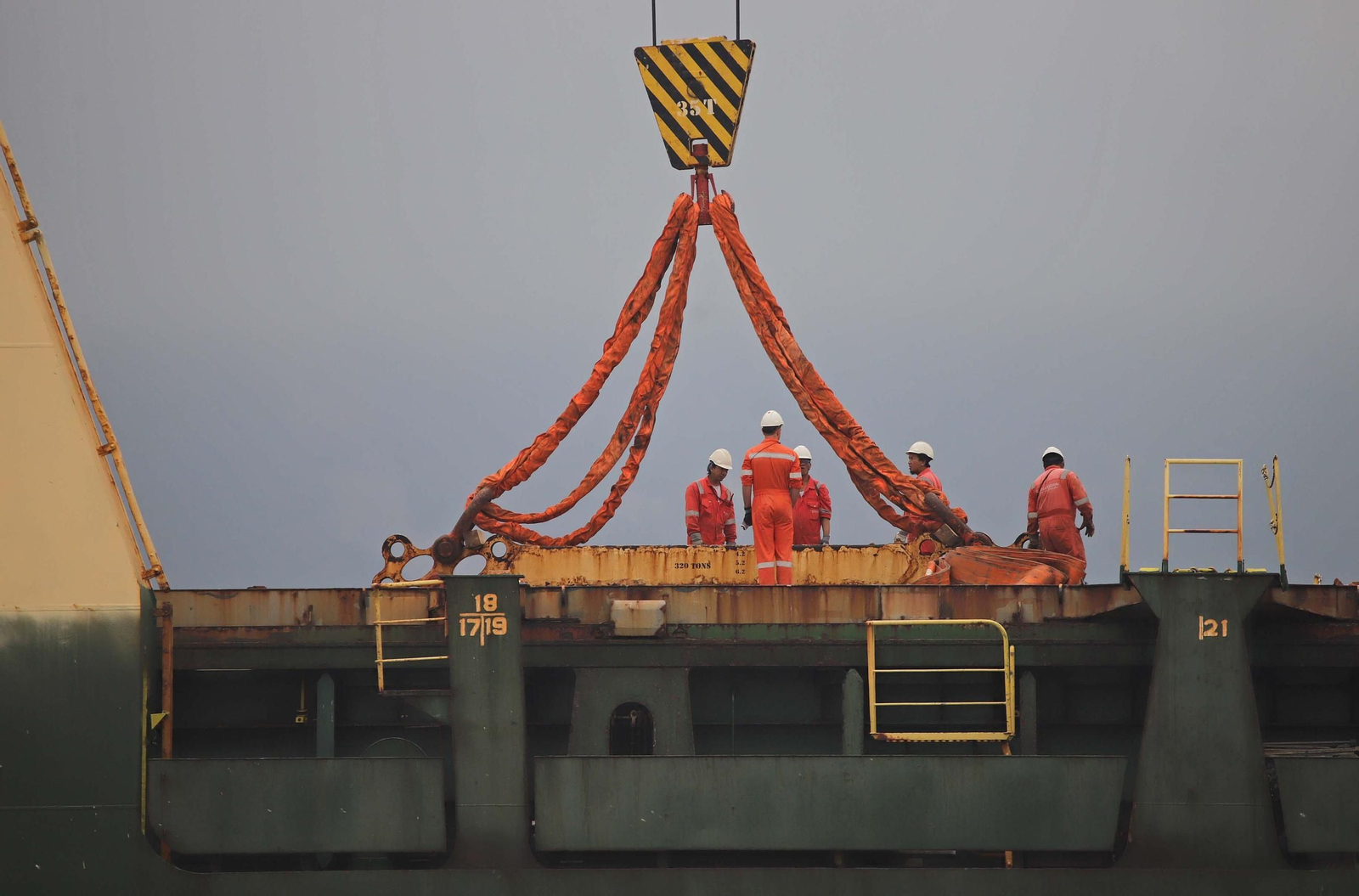 Fotos del dispositivo de descarga de las embarcaciones del buque Lila Mumbai en el Puerto de Algeciras