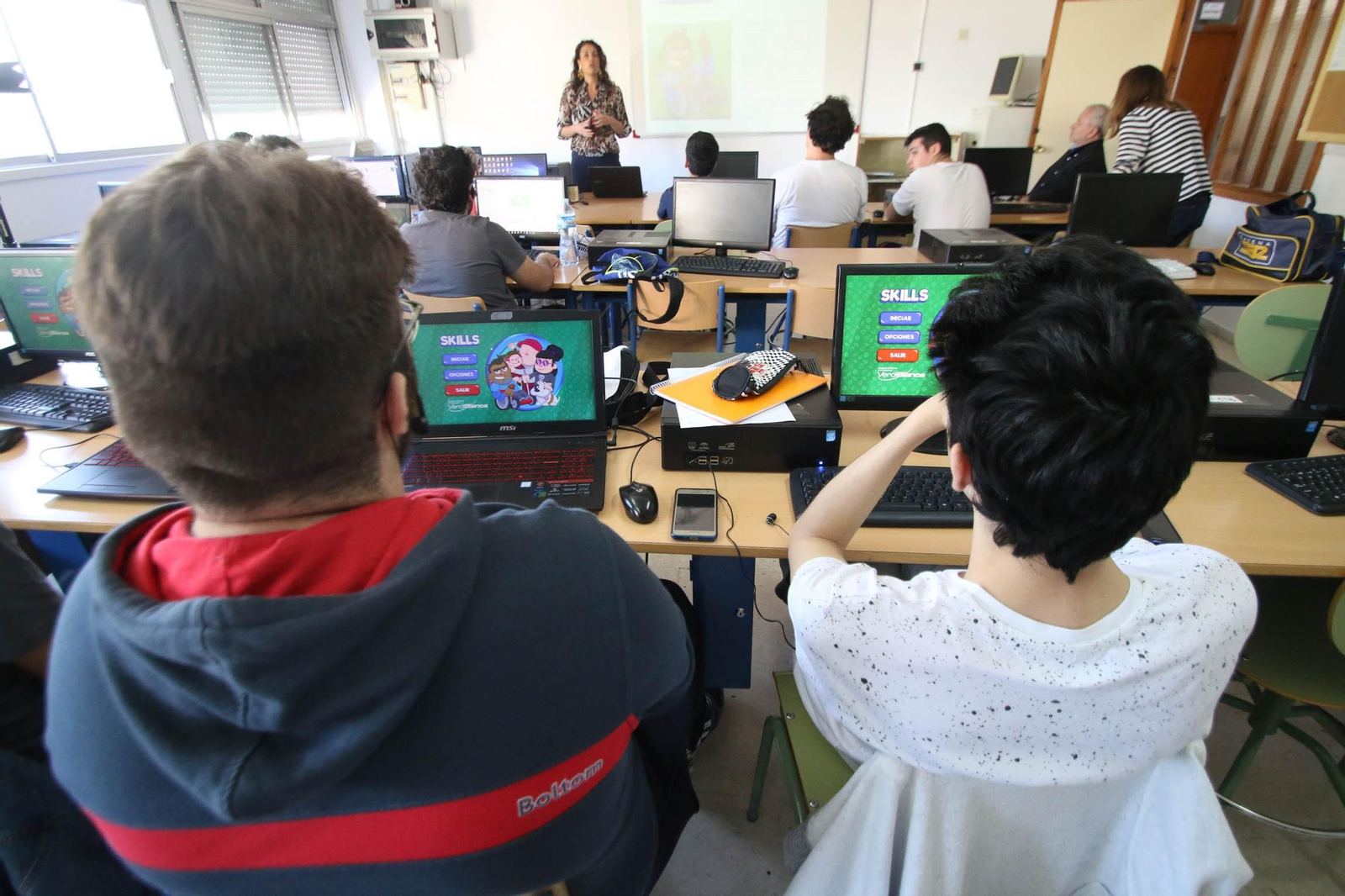 Alumnos prueban el videojuego en las aulas del IES Al Andalus de la capital.