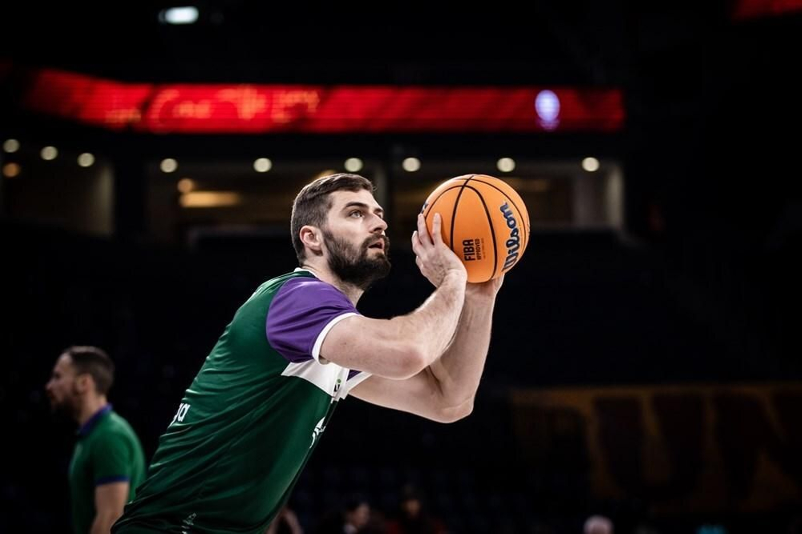 Kravish, en el calentamiento del Unicaja.