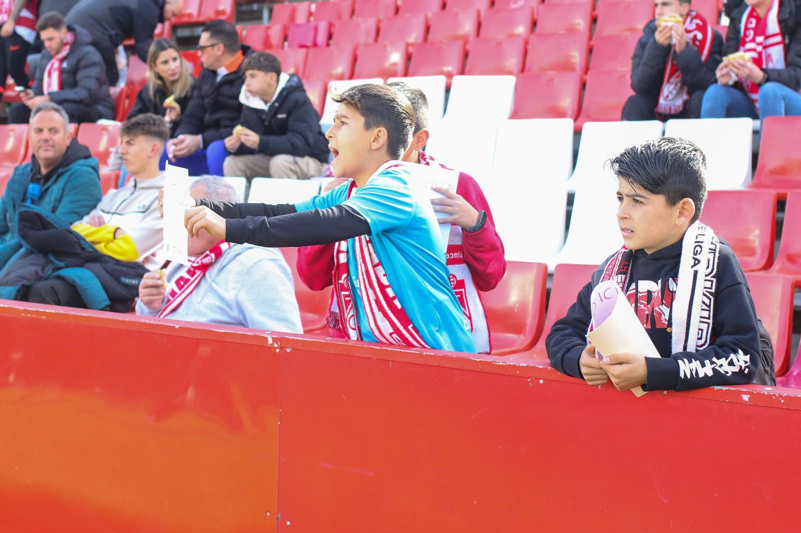 Encuéntrate en la grada de Los Cármenes en el Granada-Sporting