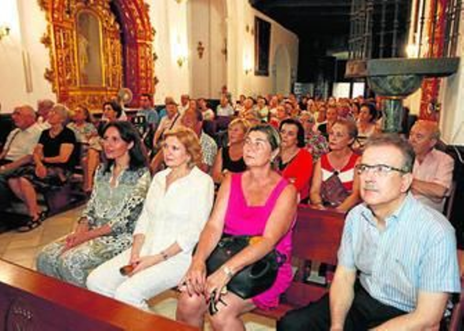 Un ensimismado público escuchaba con atención la conferencia impartida por Rosario Torres.