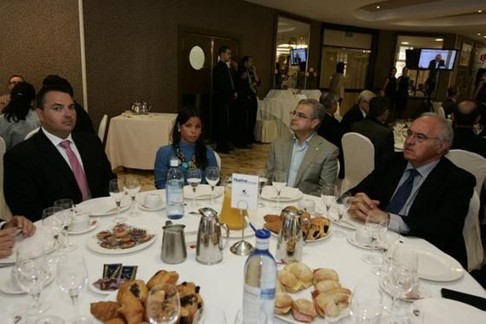 Carlos Cristóbal Cañadas y María Fernández (Colegio Oficial de Enfermería de la Provincia de Almería), Enrique Amate, gerente de Odysma, y Francisco Martínez Ávalos, cliente del Banco Santander. Todos ellos situados en la mesa Huelva Información

Foto: Rafael G. / Javier Alonso